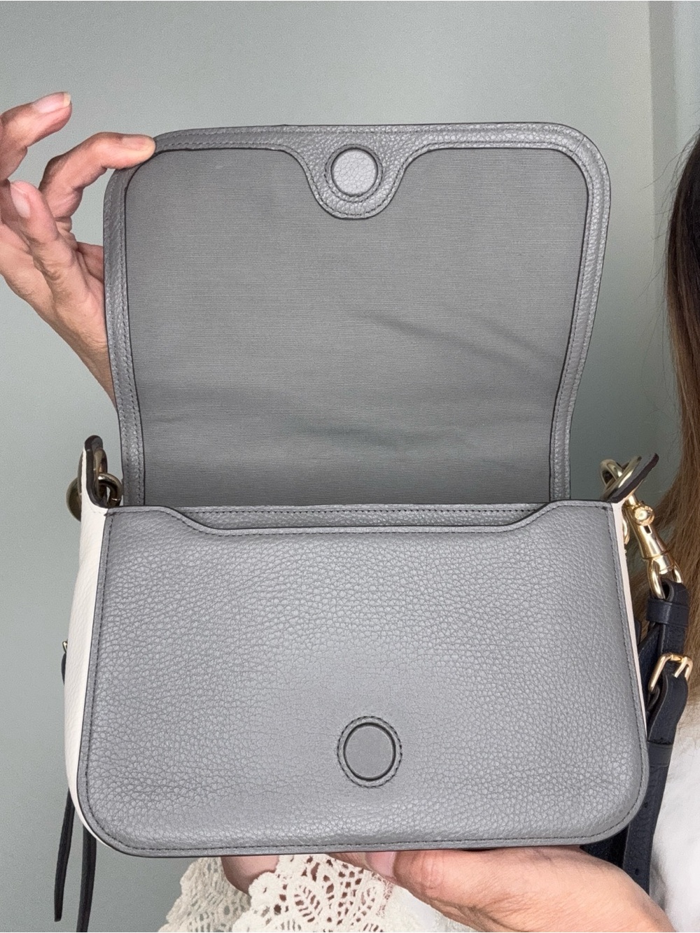 Coach Small Jes Messenger Like New - Picture 10 of 17